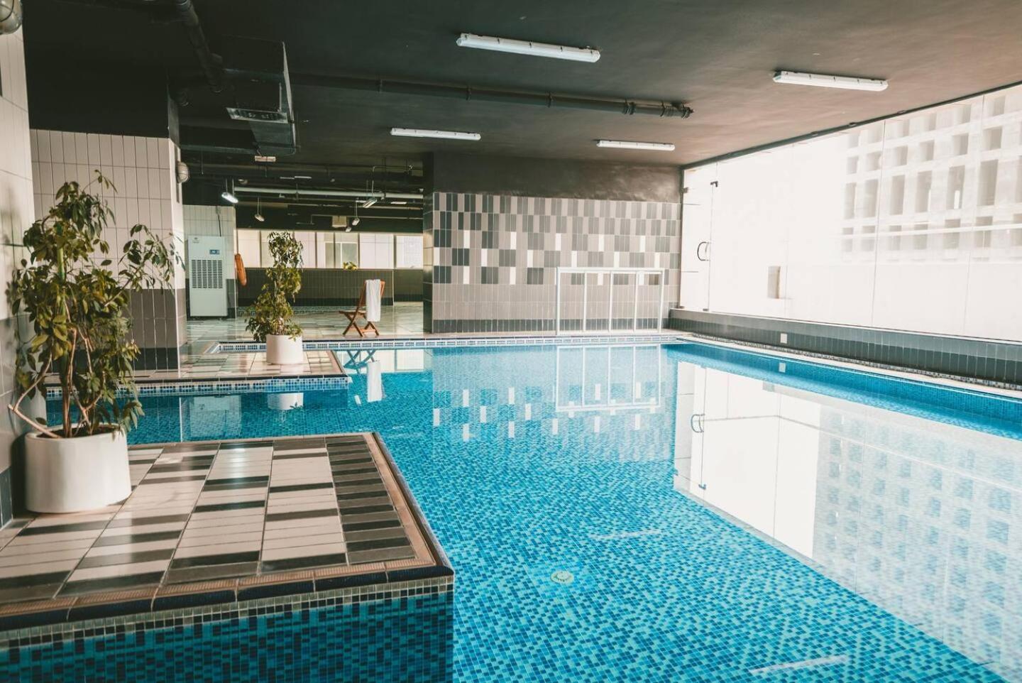Wake Up To Sea Views In A Blue Lush Home On 51St ドバイ エクステリア 写真