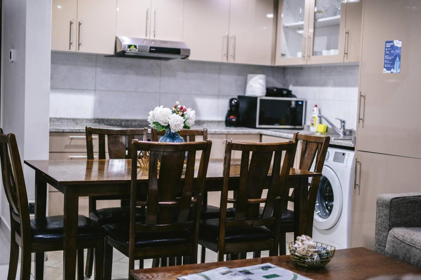 Wake Up To Sea Views In A Blue Lush Home On 51St ドバイ エクステリア 写真