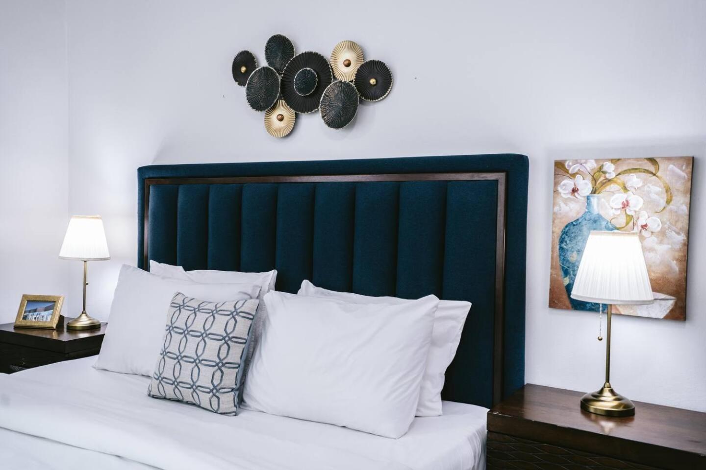 Wake Up To Sea Views In A Blue Lush Home On 51St ドバイ エクステリア 写真
