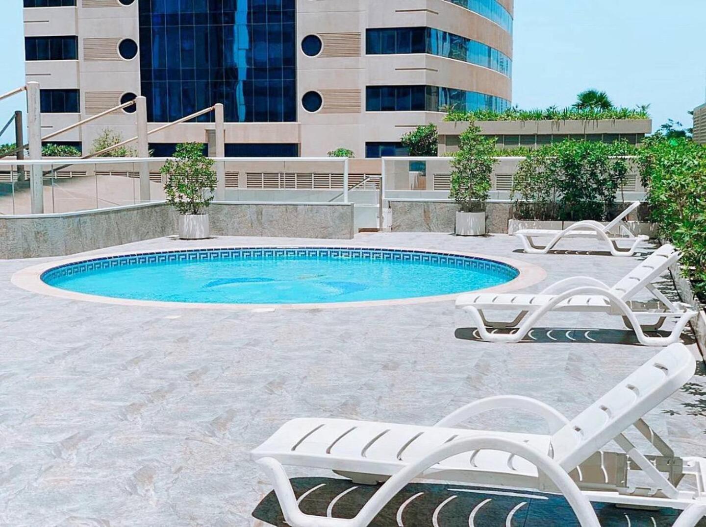 Wake Up To Sea Views In A Blue Lush Home On 51St ドバイ エクステリア 写真