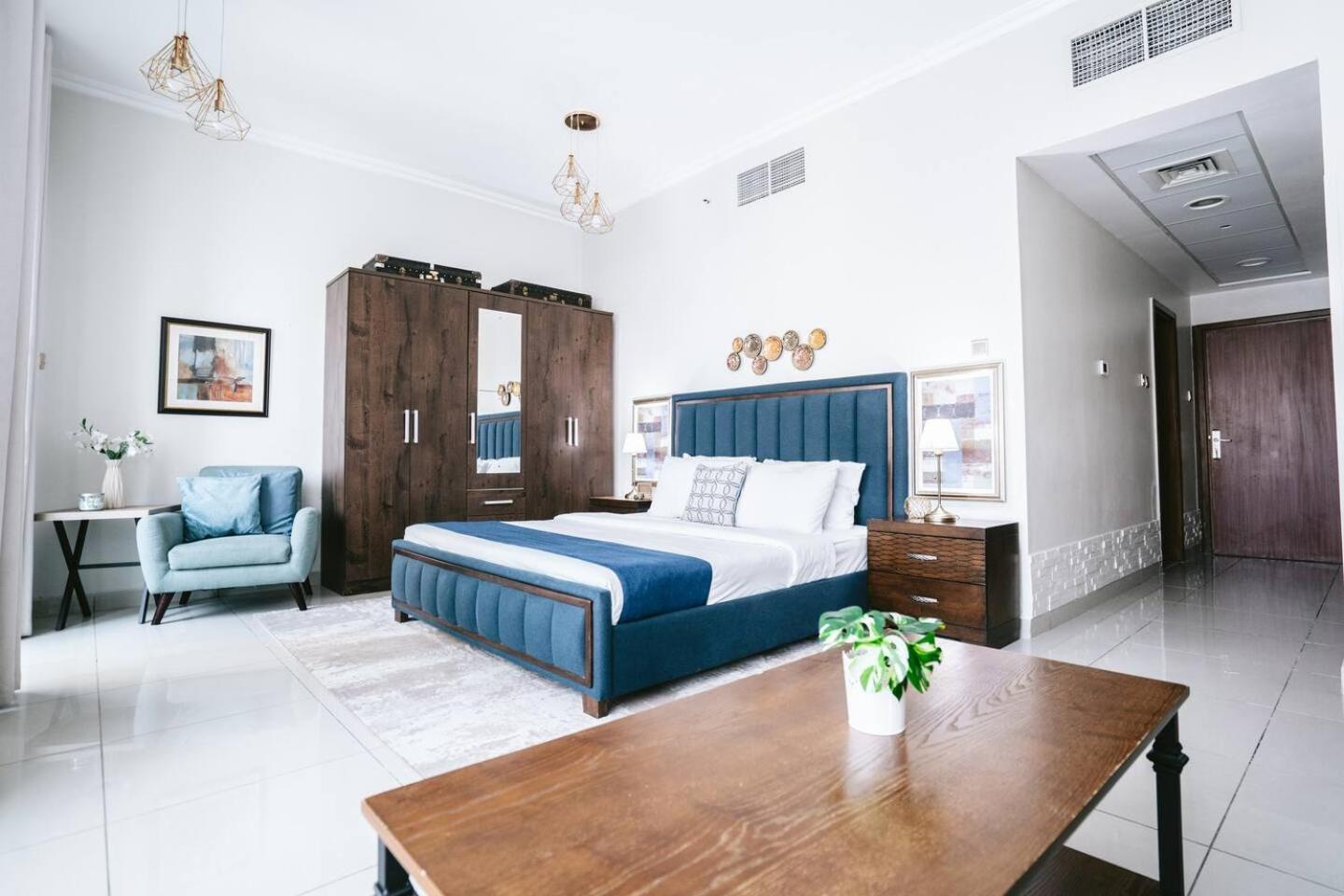 Wake Up To Sea Views In A Blue Lush Home On 51St ドバイ エクステリア 写真