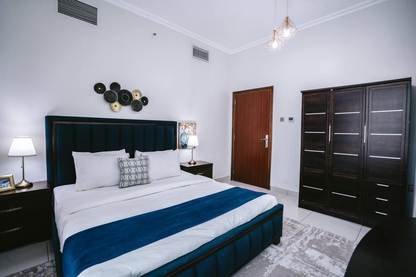 Wake Up To Sea Views In A Blue Lush Home On 51St ドバイ エクステリア 写真