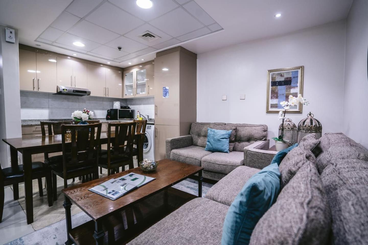 Wake Up To Sea Views In A Blue Lush Home On 51St ドバイ エクステリア 写真