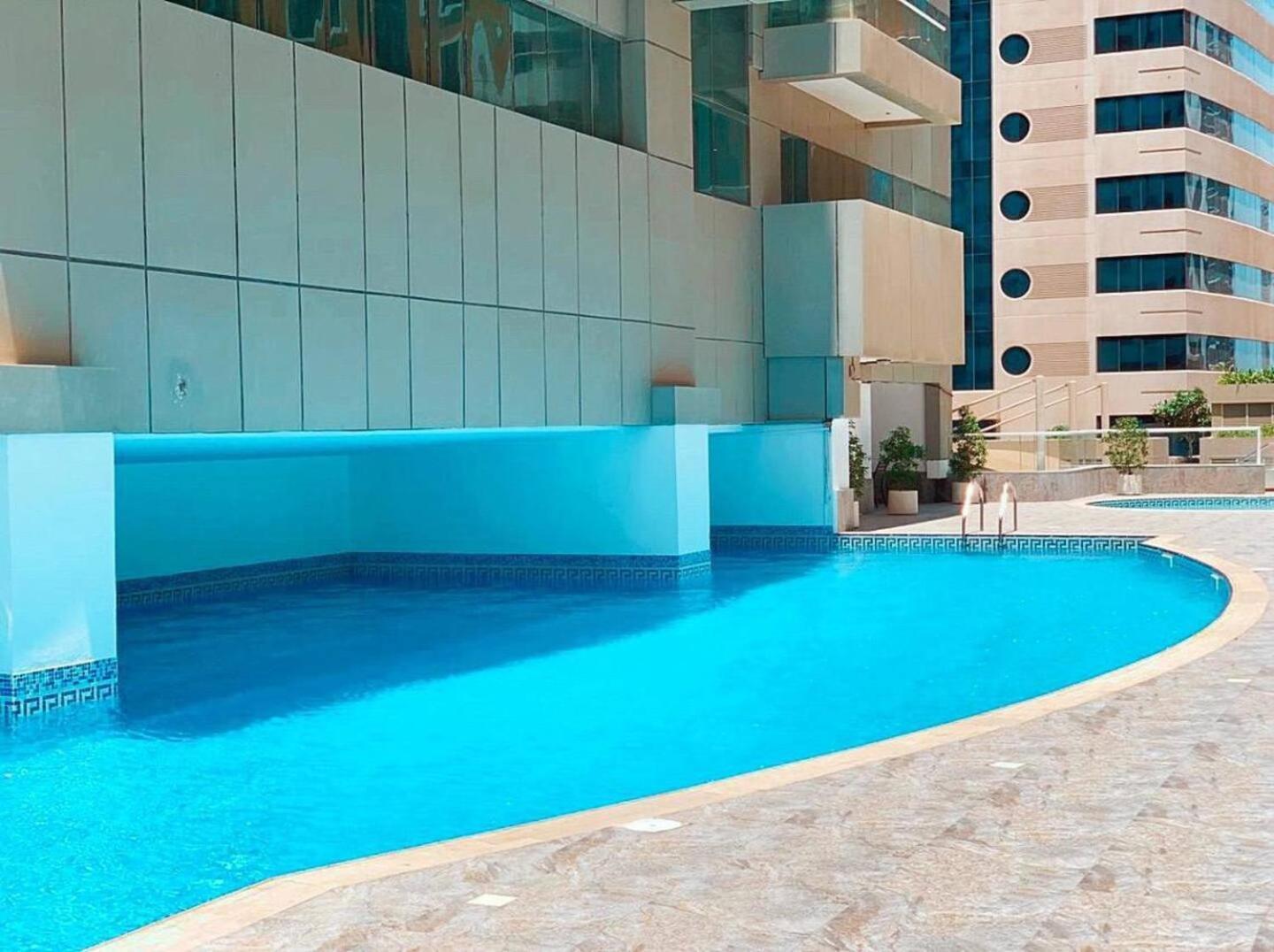 Wake Up To Sea Views In A Blue Lush Home On 51St ドバイ エクステリア 写真