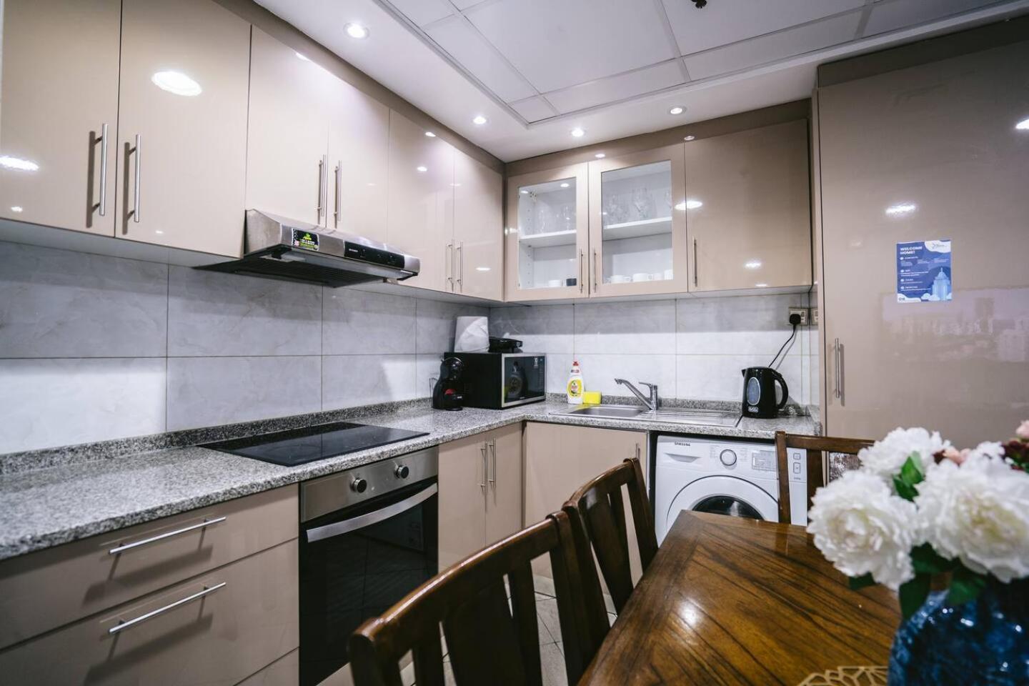 Wake Up To Sea Views In A Blue Lush Home On 51St ドバイ エクステリア 写真