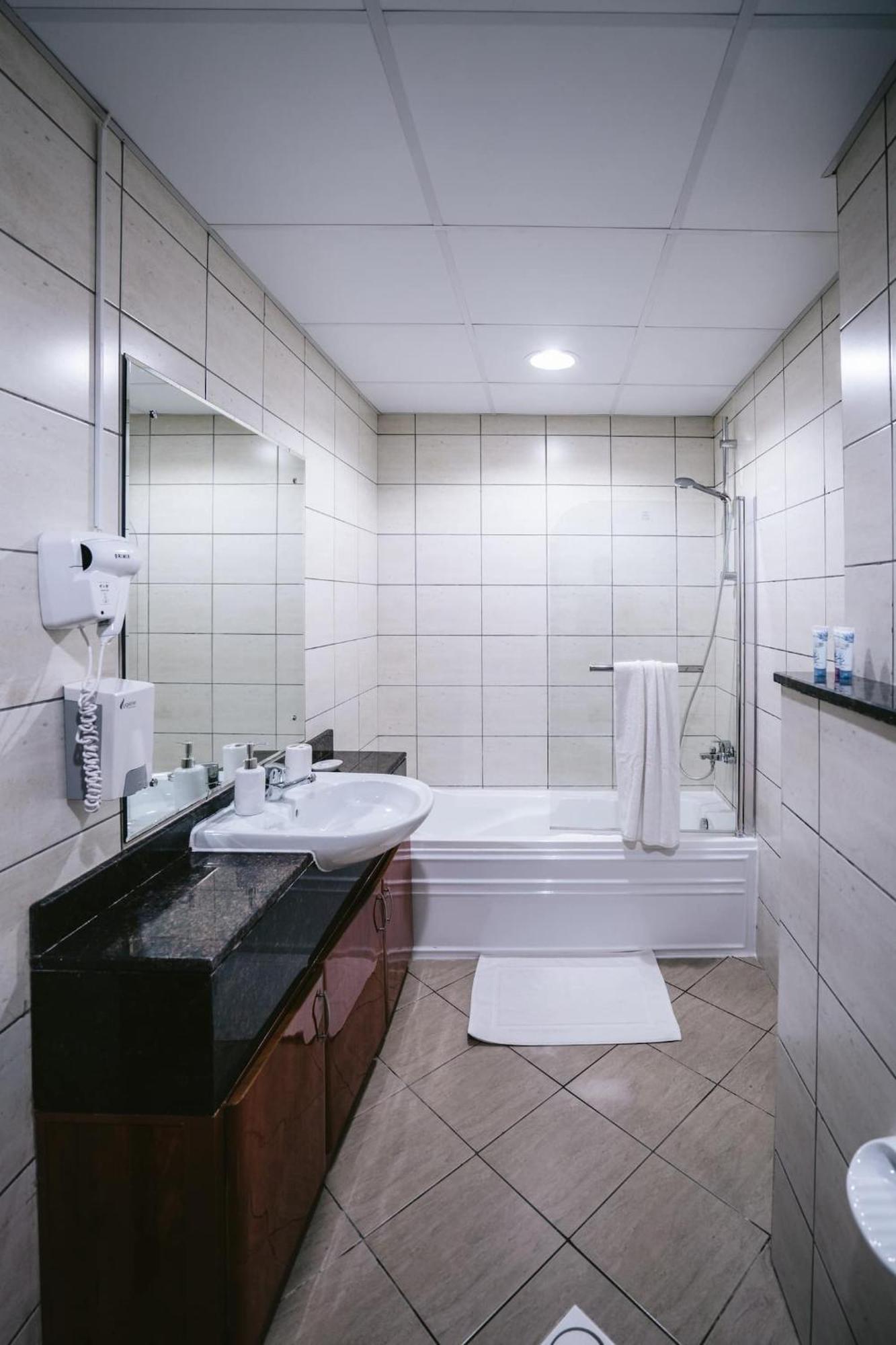 Wake Up To Sea Views In A Blue Lush Home On 51St ドバイ エクステリア 写真