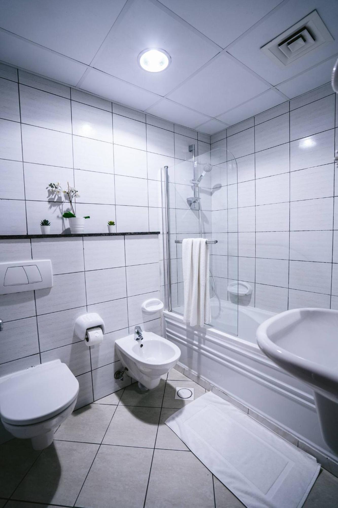 Wake Up To Sea Views In A Blue Lush Home On 51St ドバイ エクステリア 写真