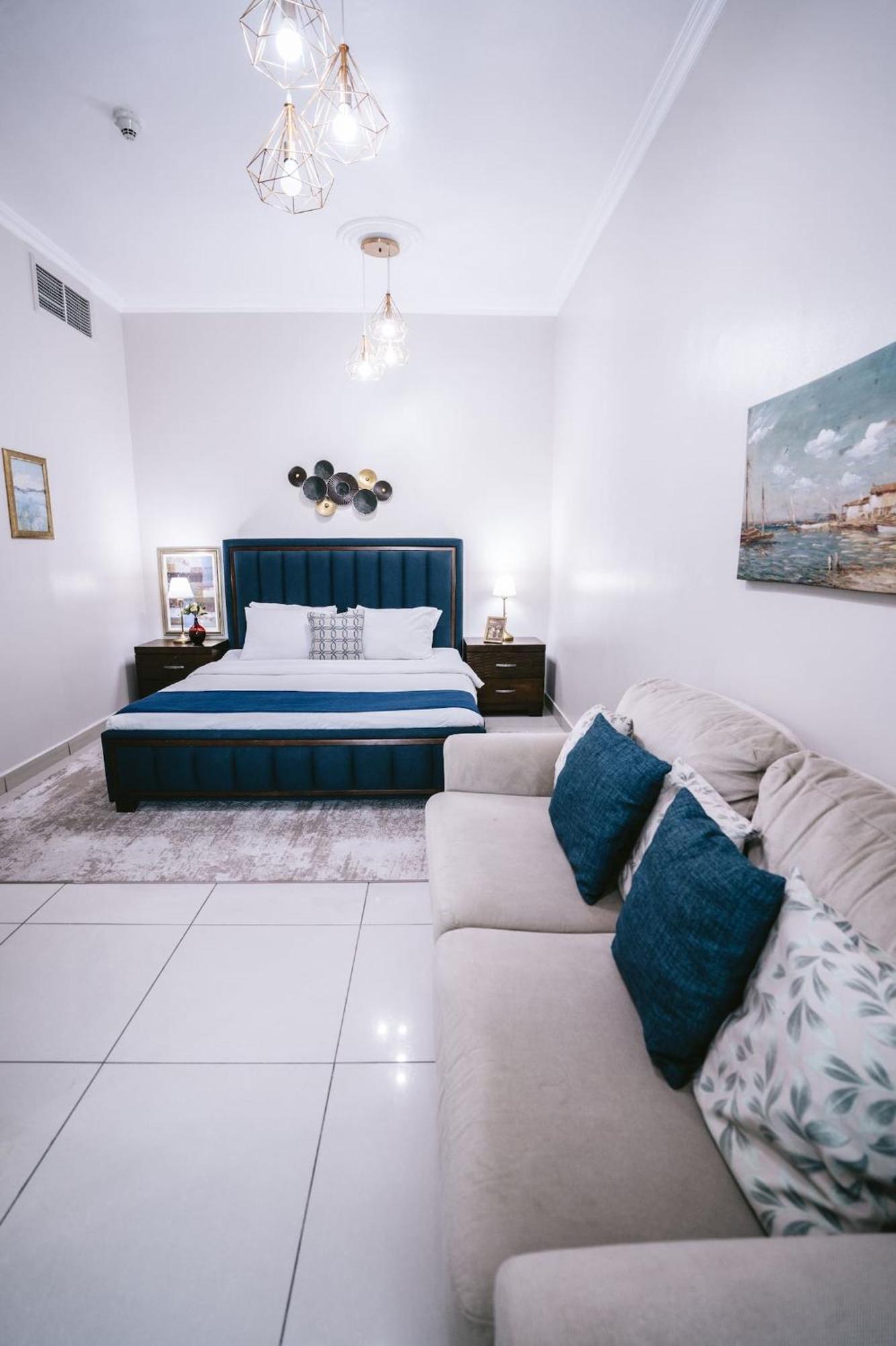 Wake Up To Sea Views In A Blue Lush Home On 51St ドバイ エクステリア 写真