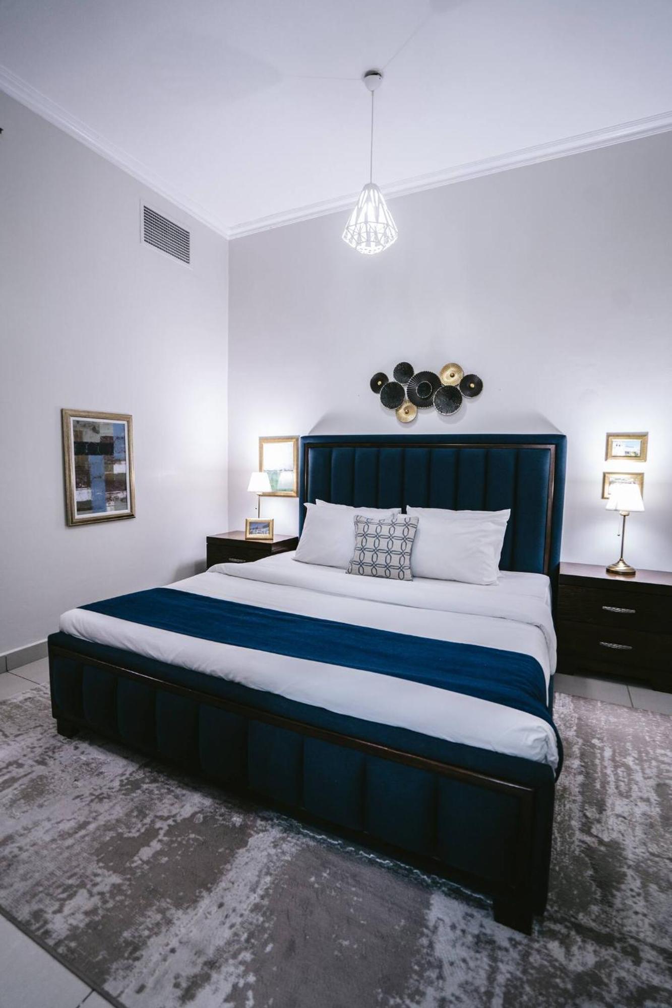 Wake Up To Sea Views In A Blue Lush Home On 51St ドバイ エクステリア 写真