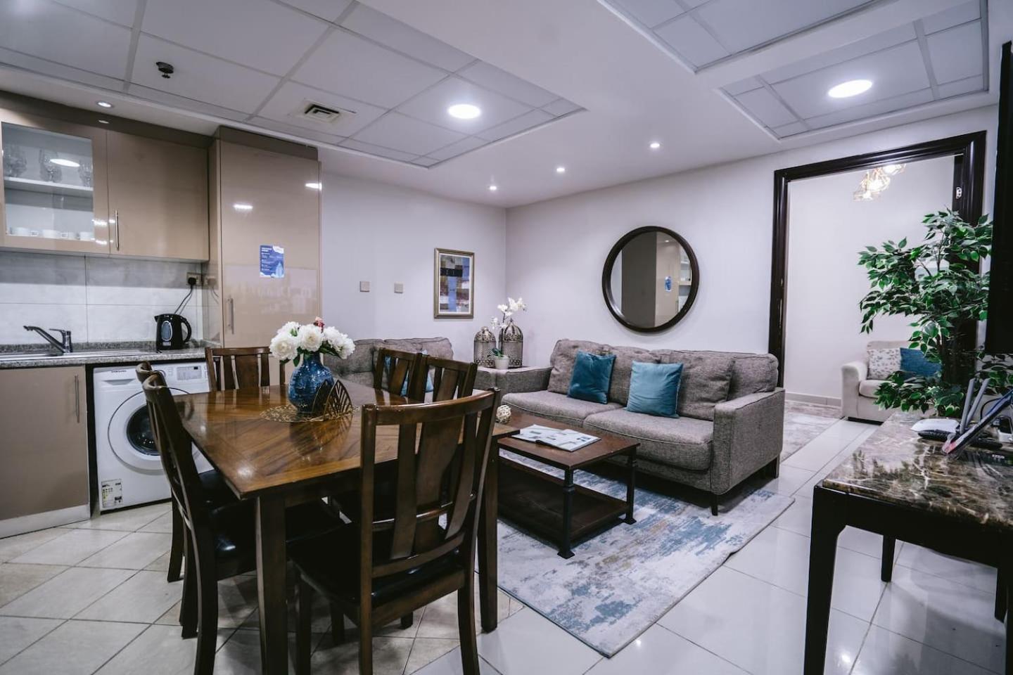 Wake Up To Sea Views In A Blue Lush Home On 51St ドバイ エクステリア 写真