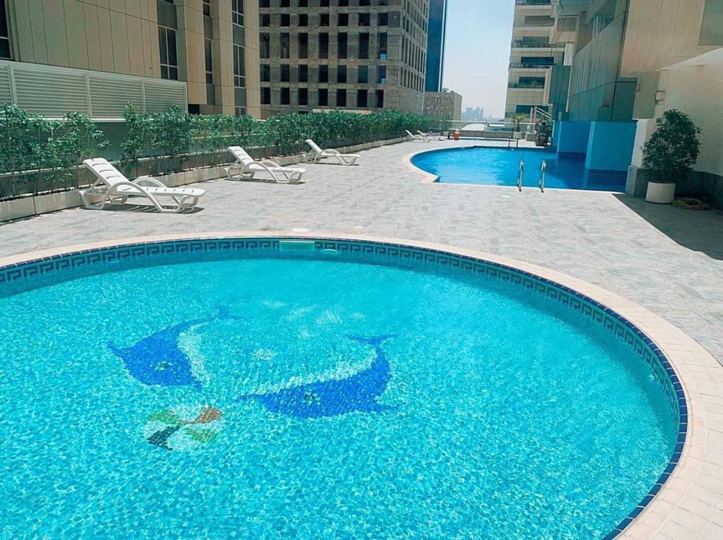 Wake Up To Sea Views In A Blue Lush Home On 51St ドバイ エクステリア 写真