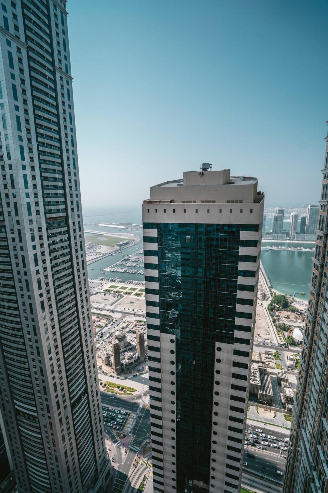 Wake Up To Sea Views In A Blue Lush Home On 51St ドバイ エクステリア 写真